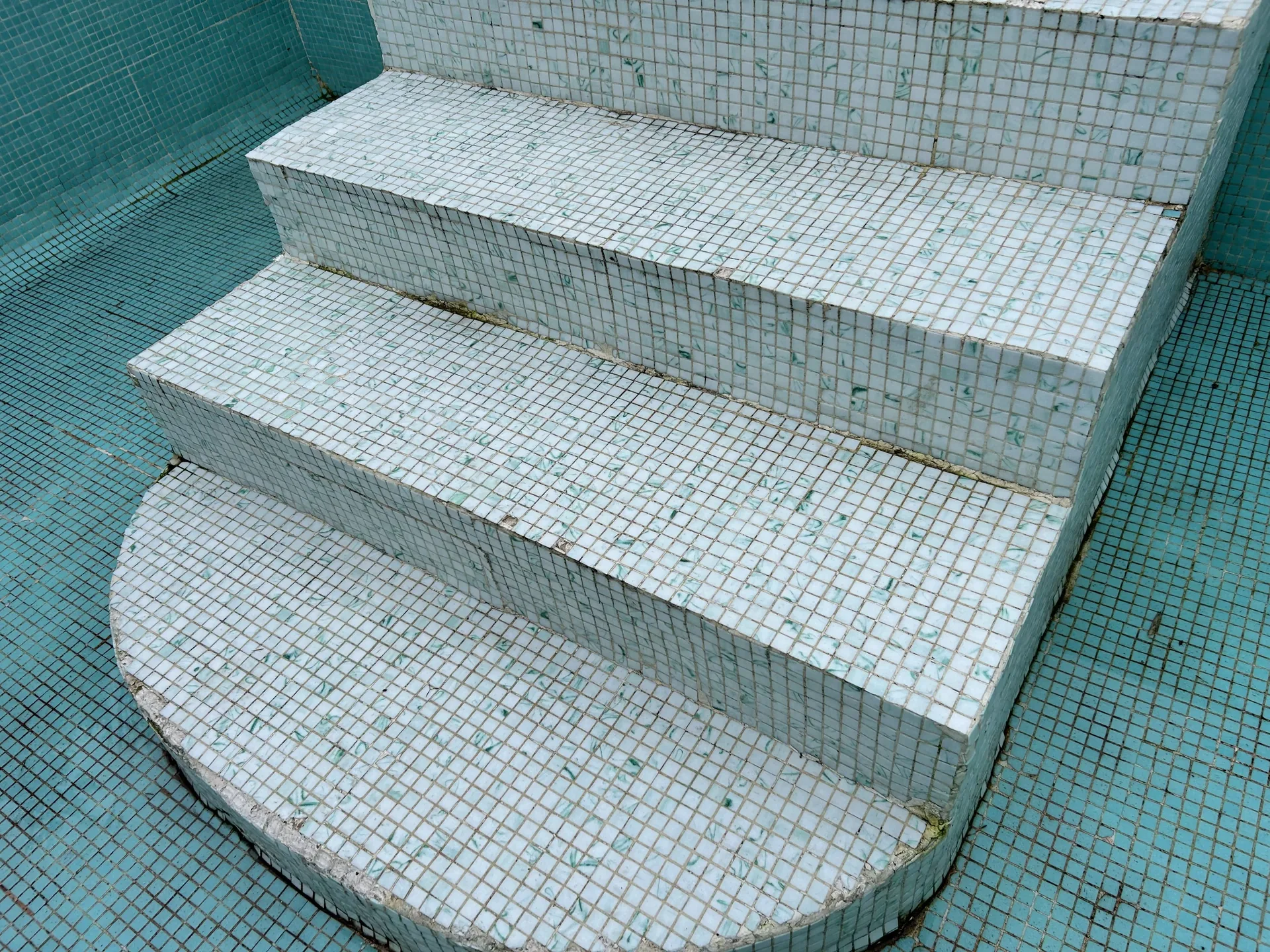 Bassin vide avant rénovation — état du revêtement existant, STAFF Piscines