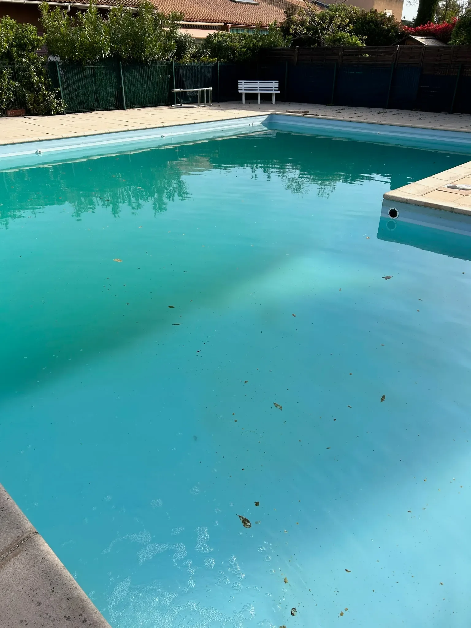 Pendant le traitement : eau qui s'éclaircit après hyperchloration — STAFF Piscines