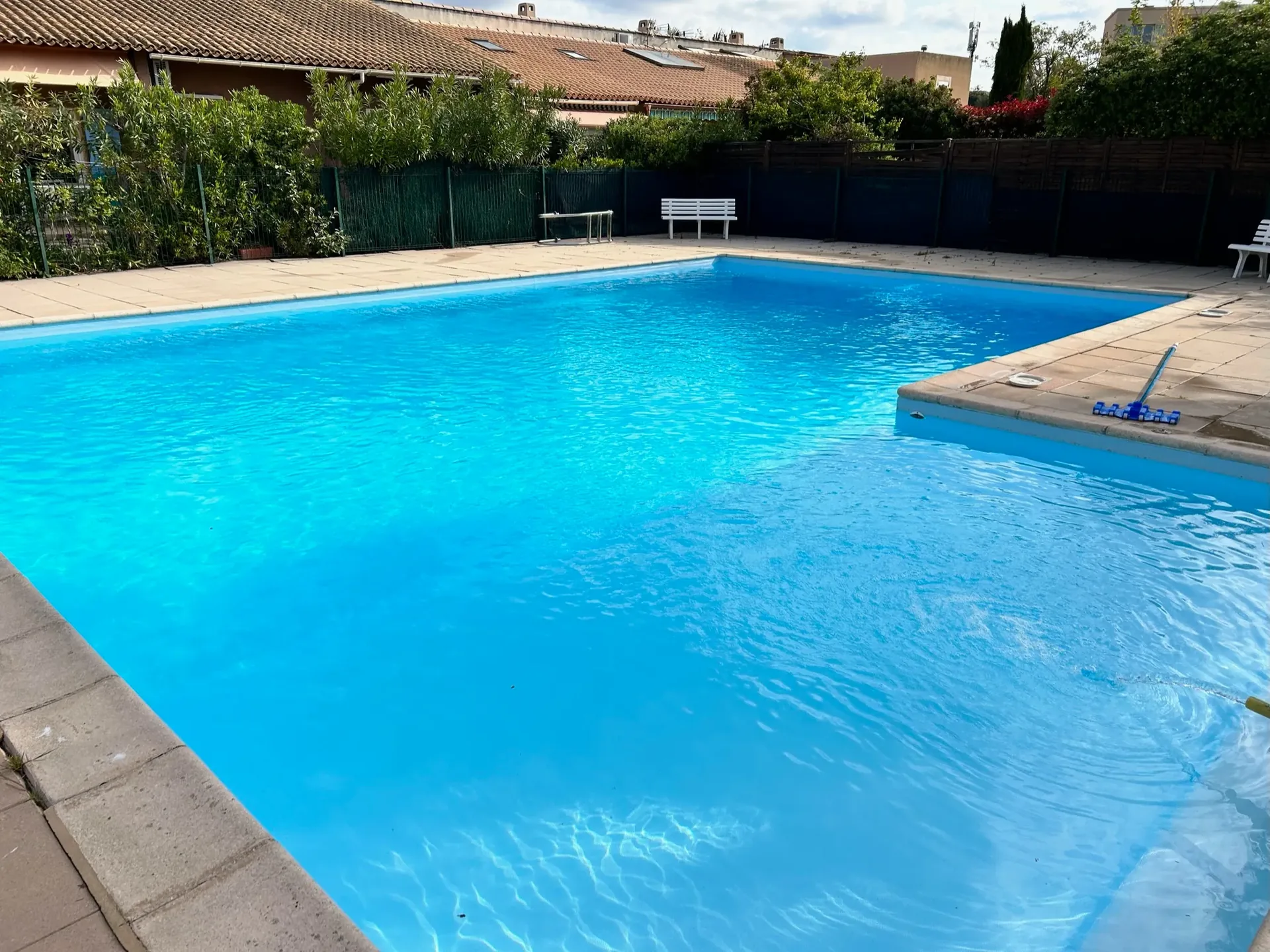 Détail de l'eau cristalline après traitement choc — STAFF Piscines