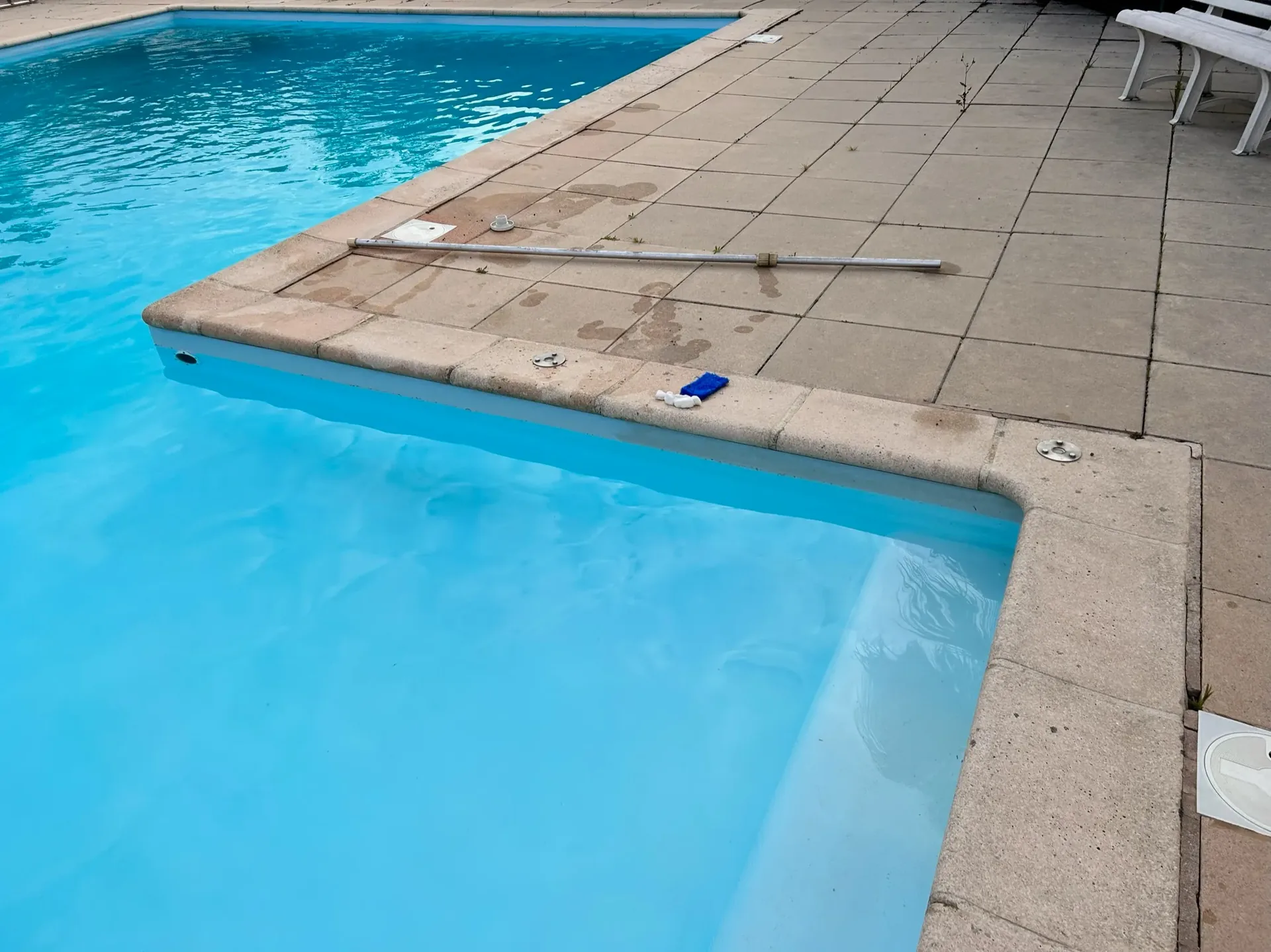 Vue d'ensemble du bassin remis en eau cristalline — STAFF Piscines