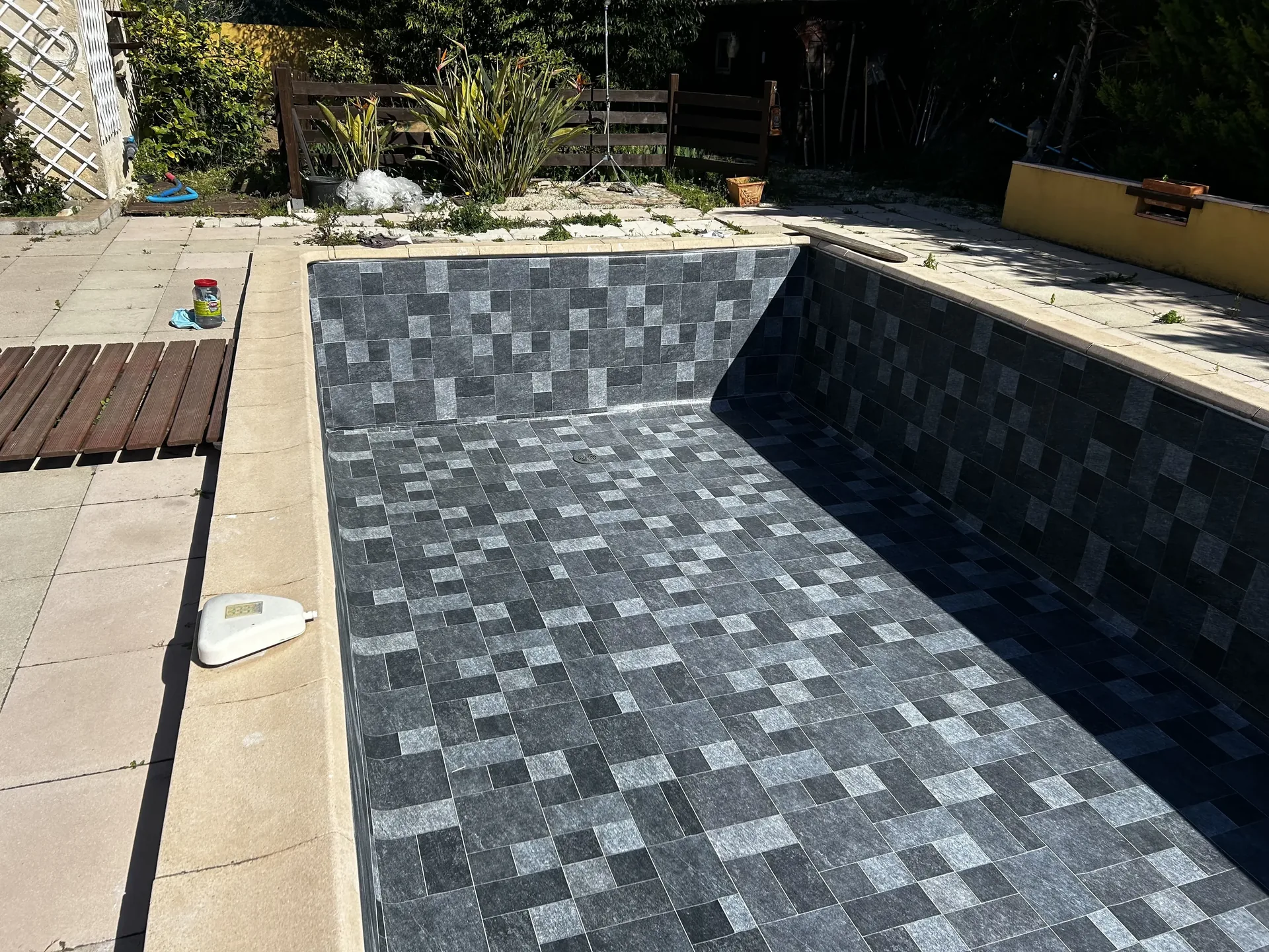 Piscine équipée d'un PVC armé 3D Bali anthracite — installation STAFF Piscines en Provence